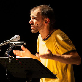 Il cantautore va a Santiago - Libro Fusta Editore di Orlando Manfredi